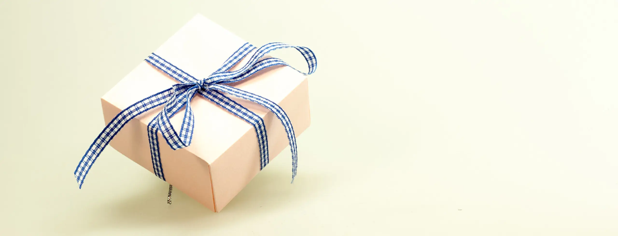  Gave Med Ternet Bånd Med Grøn Baggrund