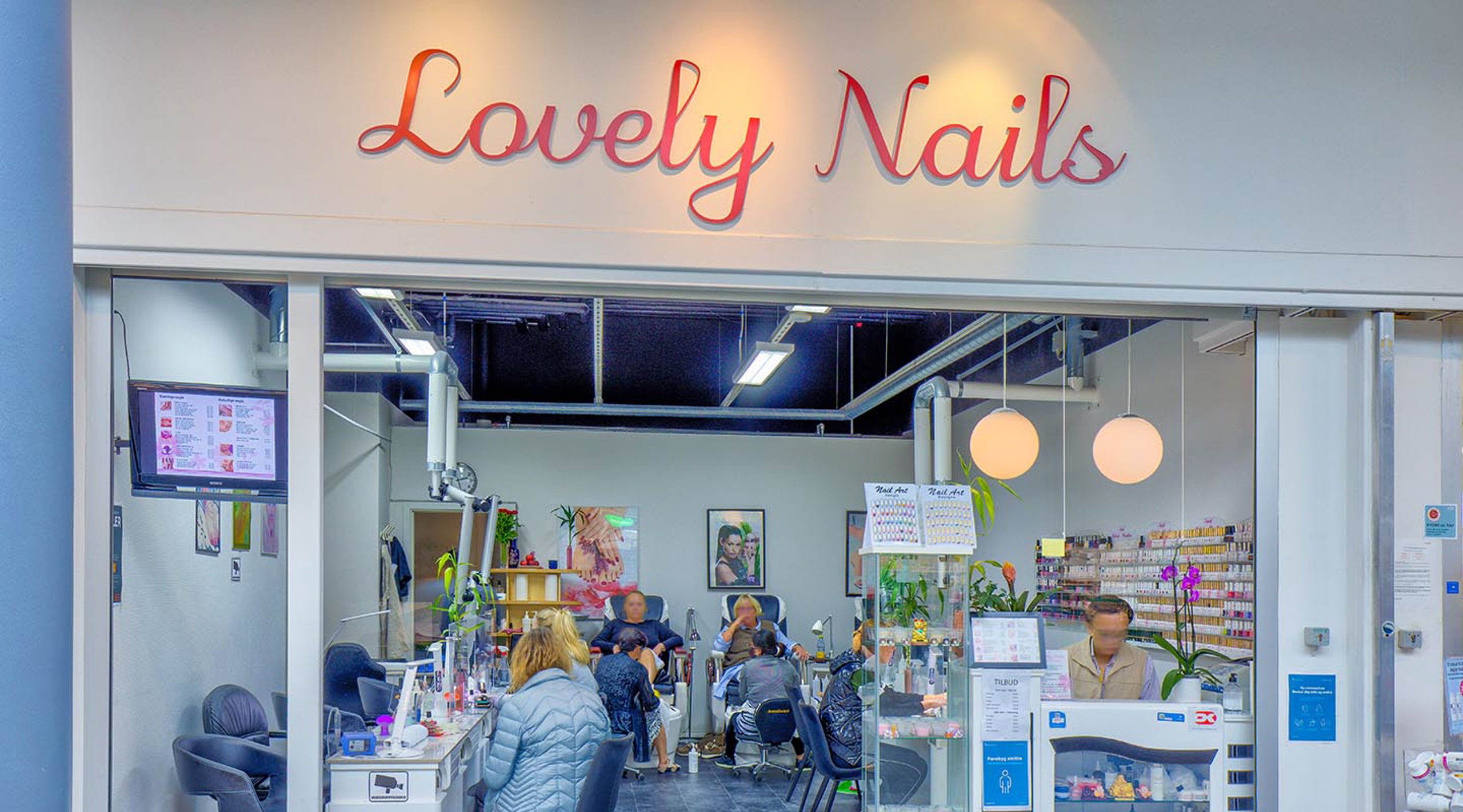 Bank Fremsyn Rede Lovely Nails i Ballerup Centret – smukke negle i akryl og gelé