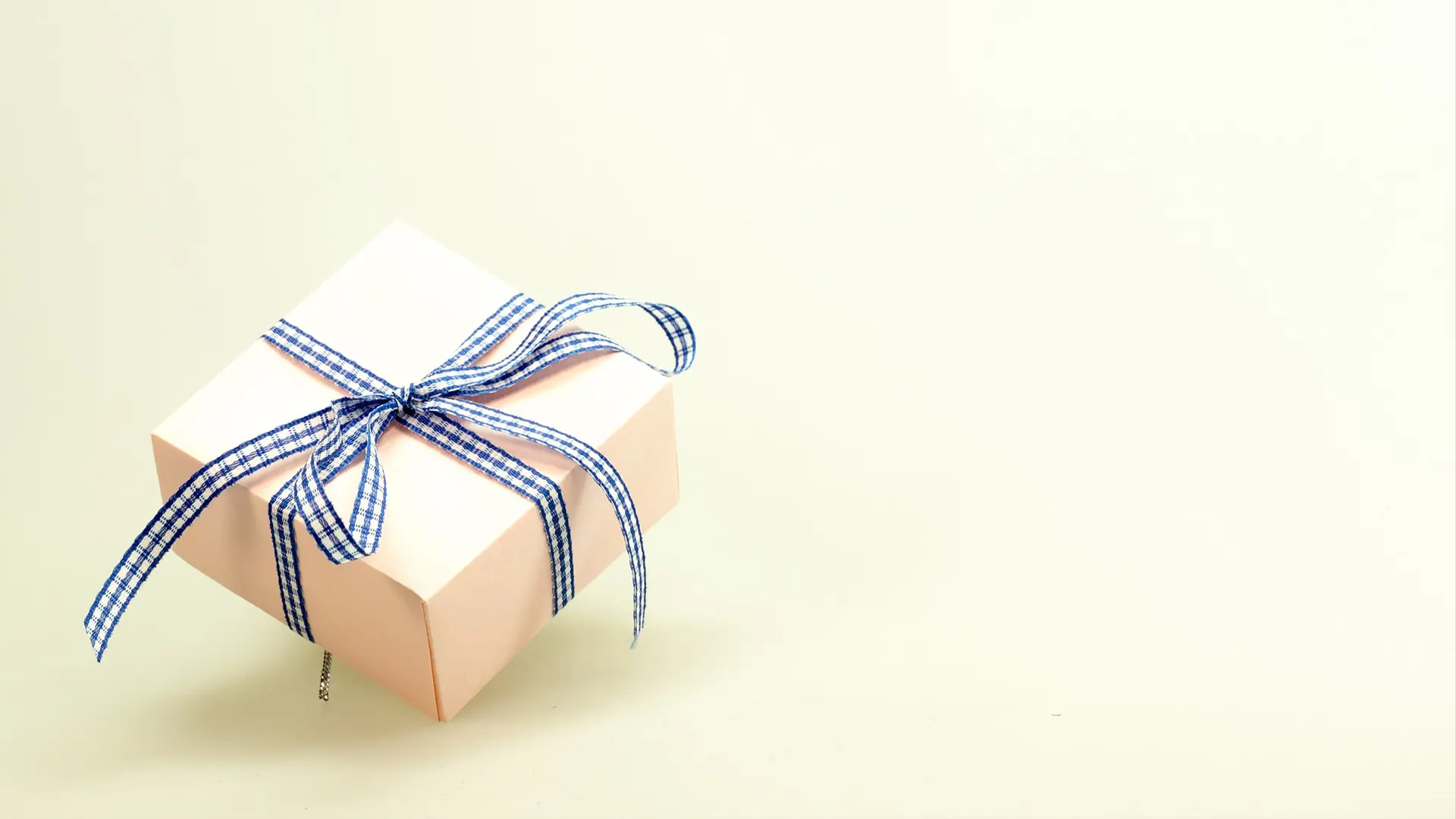 Gave Med Ternet Bånd Med Grøn Baggrund